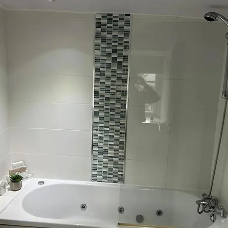Lakeside - Sleeps 8 - Garden